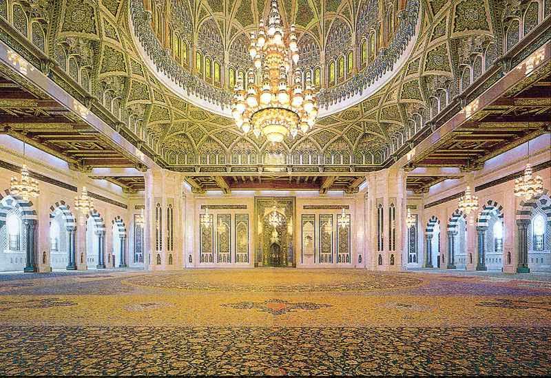 The major feature of the mosque is the main prayer hall, where a single carpet of 4343 square meters is laid out along with a Swarovski crystal chandelier with gold plated metal work and 1122 lights,
