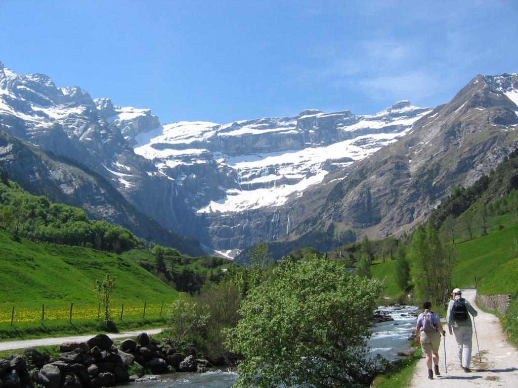 Day 2: At Gavarnie A circular walk from Gavarnie taking in the Pateau de Bellevue (great views), the Grande Cascade in the Cirque de Gavarnie (422 metre drop) and the Cabane d Alans (views to