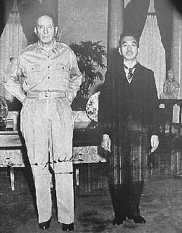 Slika 4.1. : Srečanje Douglasa MacArthurja in Hirohita 27. septembra 1945 (vir: http://ww2db.