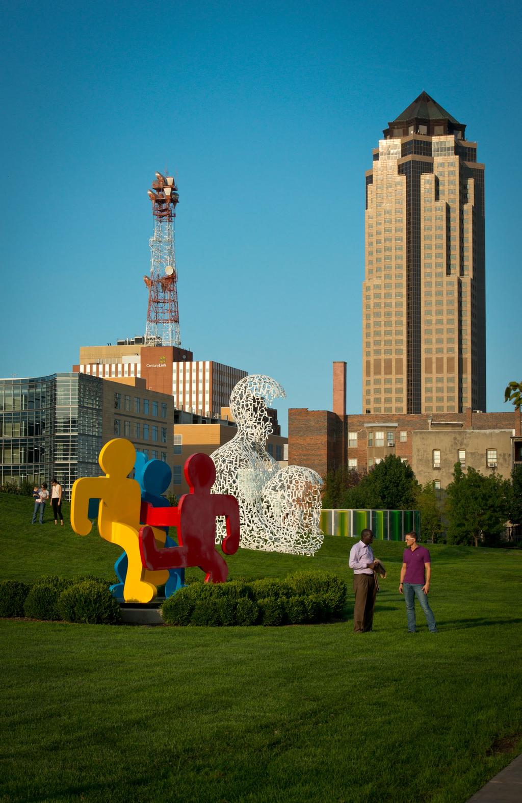 DISCOVER DIFFERENT IN DES MOINES Des Moines, Iowa (#DSMUSA) is home to 650,000 people, Fortune 500 companies, thriving local businesses, an impressive arts and culture scene and a long list of