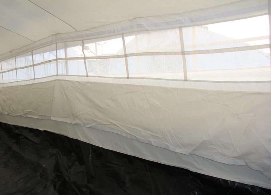 The inner tent is suspended from the ridge pipe with 8 galvanized 4 mm wire hooks mounted on 8 webbing loops of 50 mm wide. The total length of the loops including the metal hook is 100 mm.