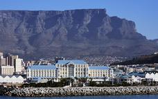 sapphire waters of Table Bay, the exceptionally scenic city of Cape Town is in a class of its own.