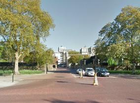 9. The Mall/ Buckingham Palace (This is the perfect place to get a closer look at Buckingham palace.