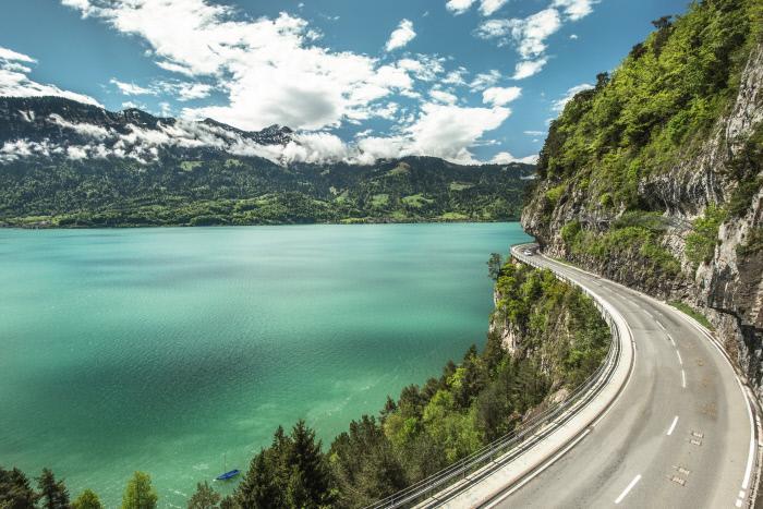 After Interlaken, we reach Lake Thun and take the road along its shore until we reach Spiez, ideallz, which is situated on the lake and offers an ideal stop for lunch.