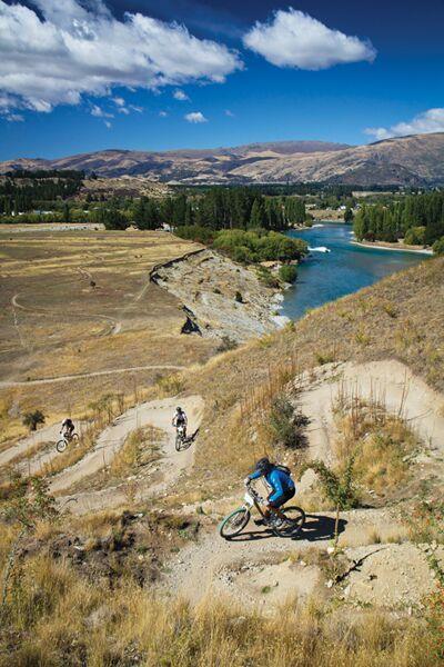 WANAKA - QUEENSTOWN Approximate driving time 2 hours/70 km Today, you drive over the Crown Range, New Zealand s highest official pass.