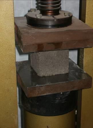 normom EN 12390-3:2009: Ispitivanje očvrsnuloga betona 3.dio: Tlačna čvrstoća ispitnih uzoraka.