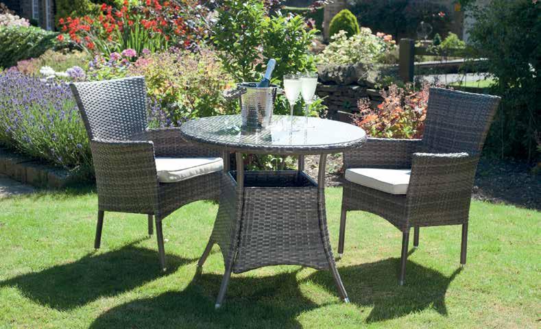 The 6 seat dining set offers a fantastic outdoor dining solution.