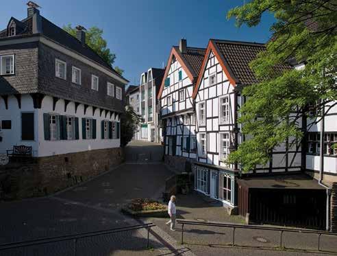 The classic meander through, or would you prefer a special themed tour such as the "Mölmsche Stielmus-Tour", the mystical twilight tour, along the Ruhr, on the Church Hill in the Old Town, or walking