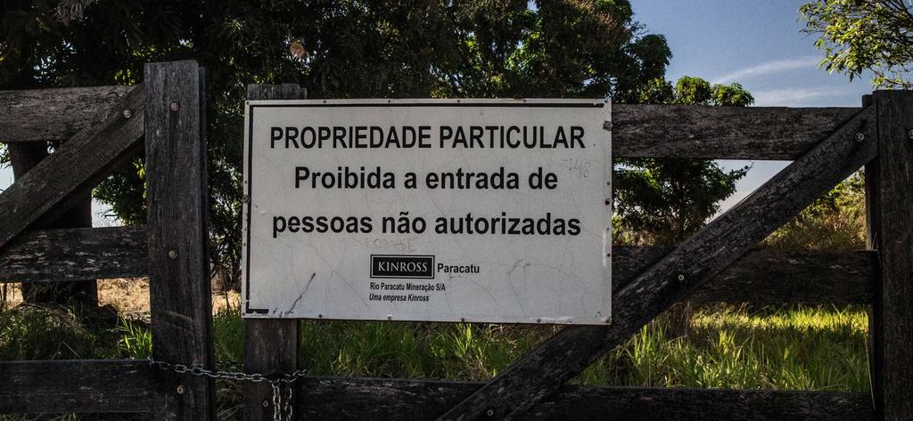 A Kinross sign prohibiting entry. Justiça Global, 2014 A 2007 report from the federal public ministry further describes a legacy of community grievances over the impacts of the mine on São Domingos.