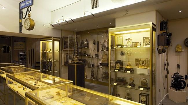 ACTIVITIES 2/4 Clock and Watch Museum Beyer The clock and watch museum in the premises of the Beyer Chronometrie shop on the Bahnhofstrasse in Zurich provides visitors with an impressive insight into