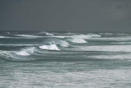 Ko morski valovi preidejo v plitvejše območje, se jim zmanjša hitrost, hkrati pa poveča amplituda.