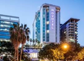 Situated in Perth s CBD and within walking distance to the Swan River, shopping and entertainment districts Located steps away from