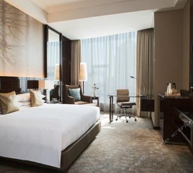 hotel adjacent to the century park, the traffic is very convenient, from Shanghai pudong international airport only 45 minutes to reach the hotel;the new