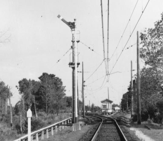 2 line of the short double-track section to increase capacity on the line. It was abolished on 2 February 1939. The line had been electrified on 24 December 1926. An unusual skewed catenary was used.