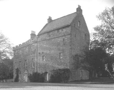 Bardowie Castle: 1500 s A stronghold of the Galbraiths and later the Hamiltons of Bardowie. It later passed to the Buchanan family and was owned by a Buchanan until the late 1900 s.