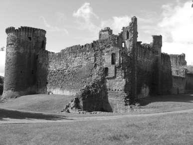 Bothwell Castle: 1200 s It is built on a steep bank above the River Clyde, between Uddingston and Bothwell. Construction began in the 13the century by the ancestors of Clan Murray.