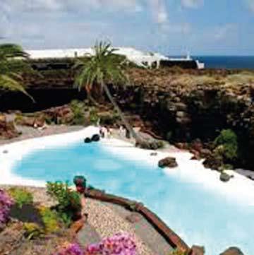 путовања LANZAROTE једно од најинтересантнијх Канарских острва Lanzarote је предивно острво на коме влада вечно пролеће, где пирка лахор пун мириса пролећа.