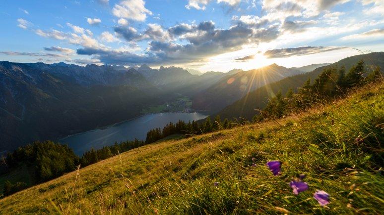 The Astenau Alpe by Lake Achensee is a popular and easy-to-reach destination in the Rofan Mountains offering fabulous views of the Kaiser Mountains all the way to the Zillertal Alps, the Inn Valley,
