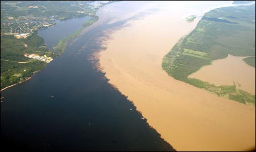 Figure 4.3: Meeting of Black River (left) and Solimoes River (right) a major tourism attraction Source: Governo do Amazonas (2012) 4.