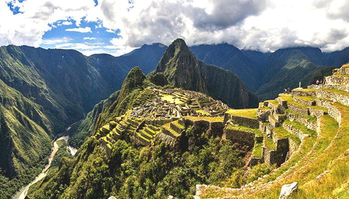 Cuzco MAGIC CUZCO TOUR Cusco 2 days / 1 night Includes: Transfer Airport / Hotel / Airport 01 nights accommodation with breakfast Tour to Machu Picchu and return output via Helicusco with train