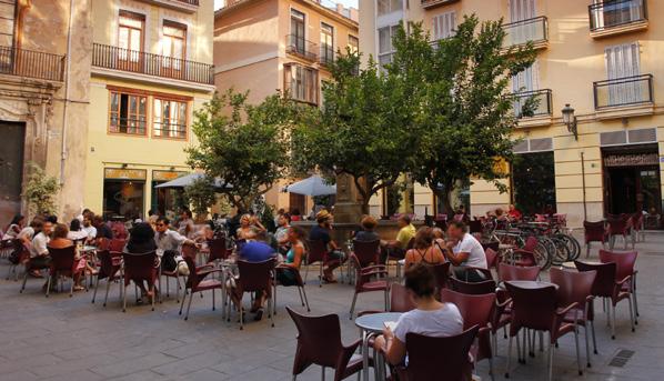 VALENCIA DISCOVER VALENCIA NEIGHBOURHOOD BY NEIGHBOURHOOD aa CIUTADELLA DE VALÈNCIA Valencia's cultural, natural and gastronomic heritage is immense. Discover this on a tour of its neighbourhoods.