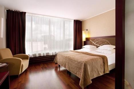 It offers elegant classic-style hotel rooms with free Wi-Fi access.