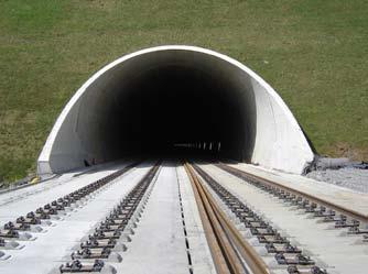 The low quality of the terrain forced the use of heavy support lining along the tunnel. In some cases the terrain had to be reinforced with injections.