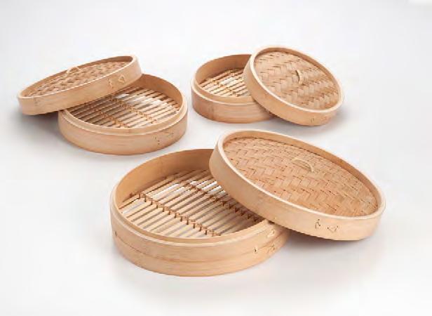 The utensils match in their elegant design of blue checkered waves, and the sauce plate is perfect for holding various flavors. A classic set for the complete Asian dining experience.