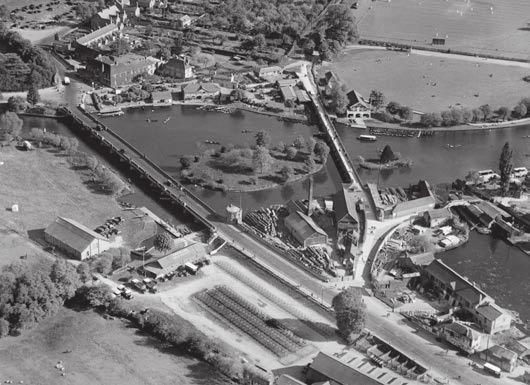 Stratford-upon-Avon Riverside Heritage Trail Memorial Theatre fire, 1926 Courtesy of The Aerial photograph of Bridgefoot, c1929 THE HISTORIC RIVERSIDE Today most people visit Stratford-upon-Avon
