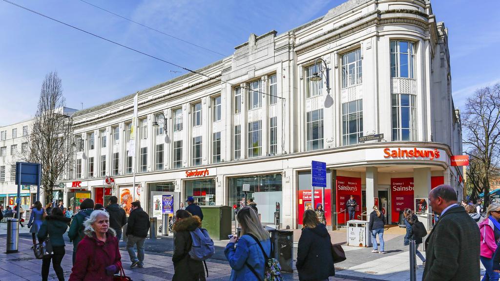 Investment Considerations Attractive detached city centre mixed use parade providing approximately 54,122 sq ft of accommodation Located on the attractive pedestrianised pitch of Queen Street The