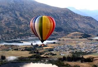 Day 8 Queenstown 6:30 AM* Leave for Hot Air Balloon DAY 8: QUEENSTOWN Experience the serenity of a scenic Hot Air Balloon ight over Queenstown.
