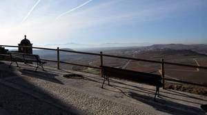 Leave the walled enclosure by the northern access and get to the Mirador del Ebro.