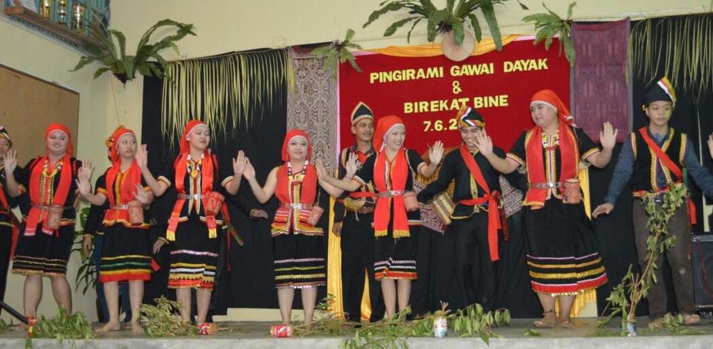 Identiti Bidayuh Sarawak Dalam Tarian Langgie Pingadap ((Bidayuh Sarawak s Identity in Langgie Pingadap Dance) Abdul Rahman Embong (1999) pula menjelaskan identiti adalah sesuatu yang dipunyai oleh