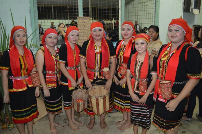 Identiti Bidayuh Sarawak Dalam Tarian Langgie Pingadap ((Bidayuh Sarawak s Identity in Langgie Pingadap Dance) kombinasi warna utama iaitu putih, kuning dan merah.
