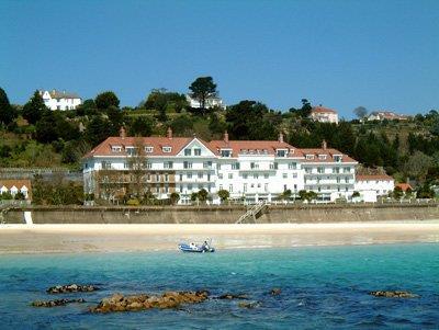 4* St Brelade s Bay Hotel, Jersey Midweek Bridge Break 9 th 12 th April 2019 Andrew Robson Bridge Holidays are excited to be returning to St Brelade s Bay Hotel, Jersey, after previous successful