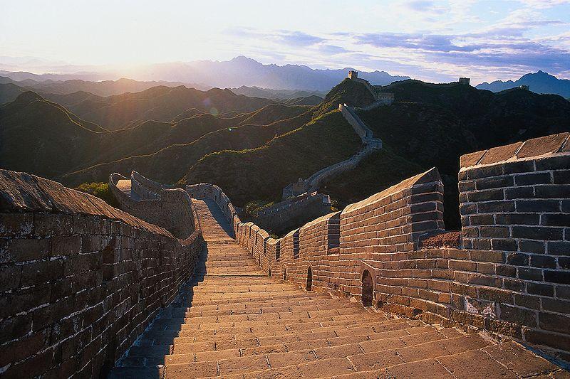 Ујединитељ старе Кине, Ћин Шихуанди, повезао је зидове старих самосталних царстава у један непрекидни зид који је у Кини назван ''Зид од десет хиљада лиа'', а који је познат као Велики кинески зид.