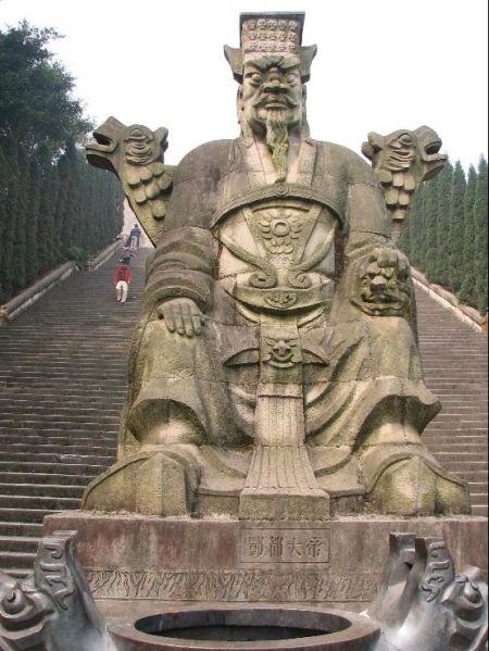 У гробници Ћин Шихуангдиа откривено је мноштво теракота статуа ратника императорске гарде које имају индивидуализоване црте и стас природне величине.