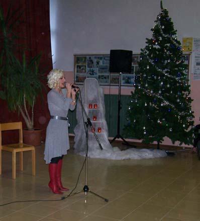 Kronika Nastop Alye na novoletni zabavi Na novoletni zabavi, 24. decembra, nas je s svojim sicer kratkim nastopom navdušila Alya.