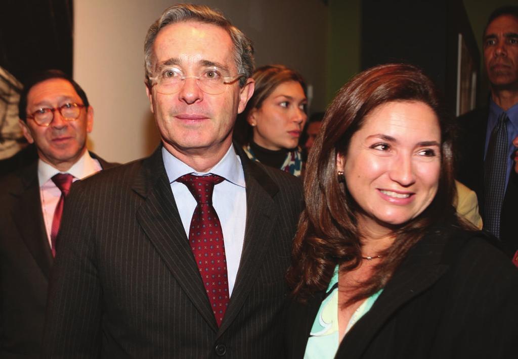 Álvaro Uribe, President of Colombia, presenting the Cruz de San Carlos to Susan Segal, President and CEO,