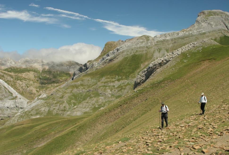 9-DAY WESTERN PYRENEES CULTURE & HIKING (APRIL-JULY OR SEPTEMBER-NOVEMBER) Days 1&2 Boutique Hotel in Alquézar (Aragón, Spain) Days 3-5 Family run Bed & Breakfast