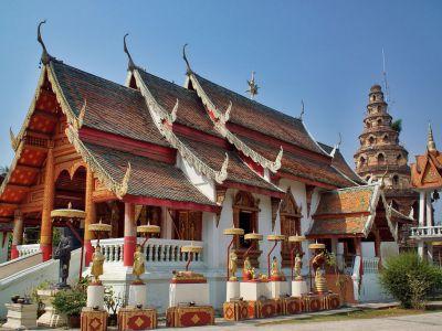 The temple is an active place of worship and hosts important festivals. The Wat Phra Singh was first called the Wat Li Chiang Phra.