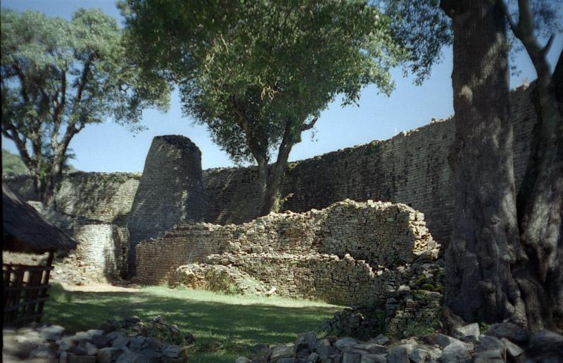 History and Government Bantu People The Shona established Great Zimbabwe By 1000 AD, population was between 12,000-20,000 For 400 years, the city was a huge trading empire 1400s mysteriously