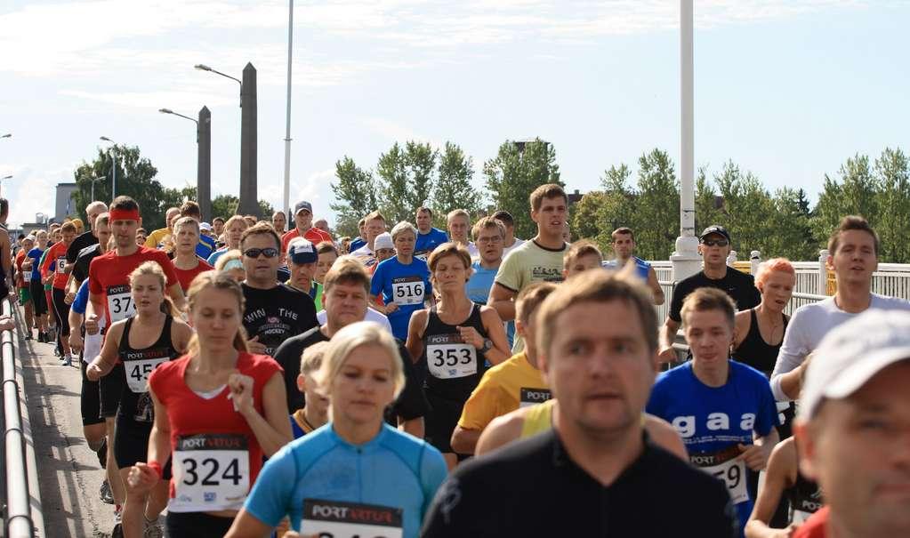 Every autumn around 2 500 3 000 runners participate in Jüri Jaanson s two bridges
