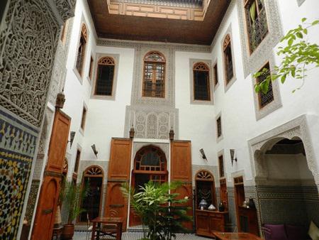 Located in the most popular part of the medina, a few minutes away from the Blue Gate, this superior riad features 30 rooms and suites, all fully equipped and beautifully decorated.