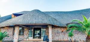 Its guestrooms have been individually crafted from existing old farm buildings and provide a private bathroom, coffee making facilities and air conditioning.