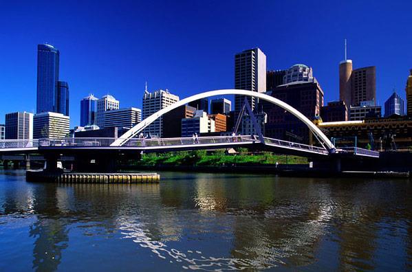 Itinerary 13 Days / 12 Nights Australia Day 01: Arrive at Melbourne Guided City Tour Welcome to the Australia Tour!