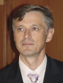 Mag. Milan Vižintin se je rodil leta 1963 v Brežicah. Osnovno šolo je obiskoval v Žalcu, srednjo tehniško šolo pa v Velenju.