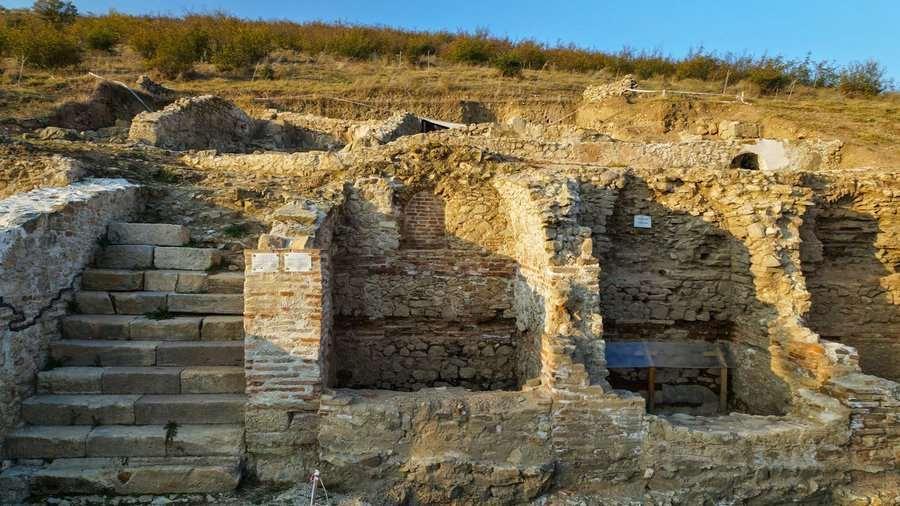 Reasons for Serbians to visit Petrich (1/2) Archaeological site attributed to Heraclea Sintica Heraclea Sintica is an ancient city, the ruins of which are located on the land of the village of