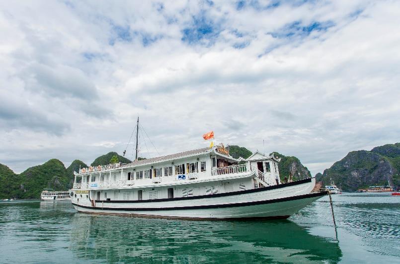 You arrive in Hanoi about 21:00 Overnight in Ha Noi Day 5 : ( HANOI HALONG ) ( Breakfast/Lunch/Dinner) Breakfast at hotel 07:45-08:30 Meet your tour guide then go to Ha Long Bay.