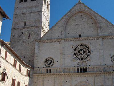 Address: Piazza del Comune, Assisi, Italy Image Courtesy of Wikimedia and Georges Jansoone F) Assisi Cathedral of San Rufino (must see) Assisi Cathedral, dedicated to San Rufino is a major church in